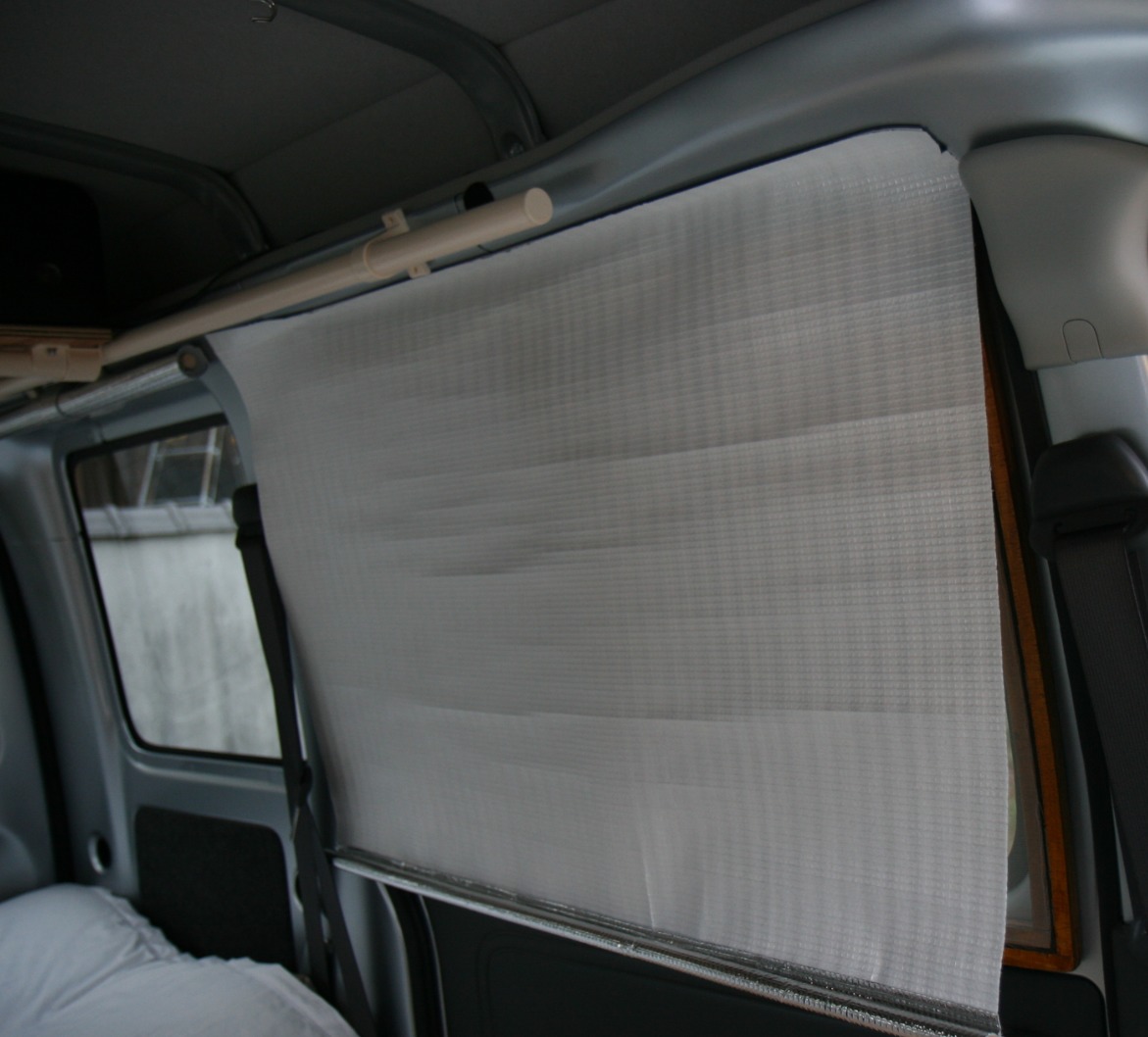 ワレコのDIY】車中泊用の目隠しカーテンを自作した【巻き上げシェード方式】