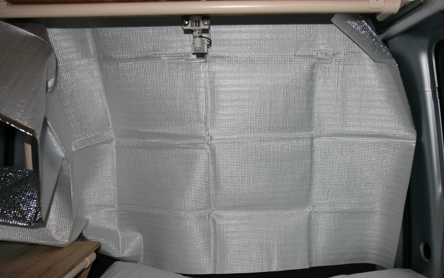 ワレコのdiy 車中泊用の目隠しカーテンを自作した 巻き上げシェード方式