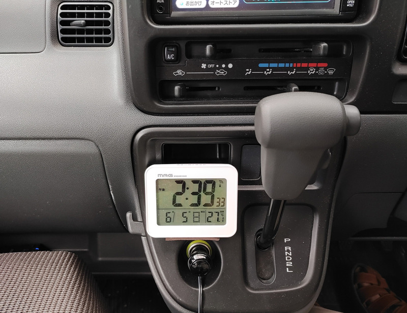ワレコの自動車DIY】運転席のダッシュボードに電波時計を取り付けた